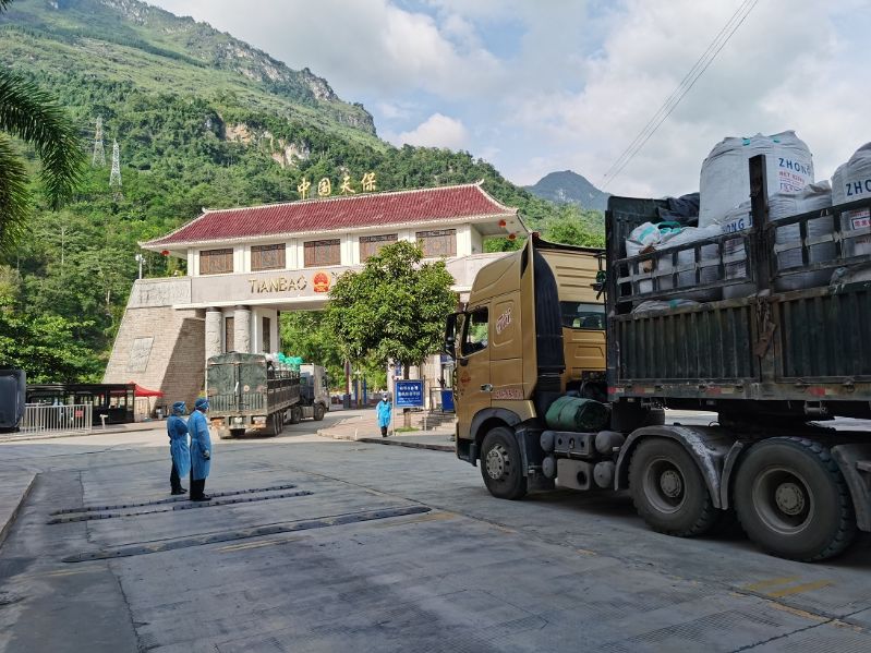 图为：海关关员监管固体废物退运出境