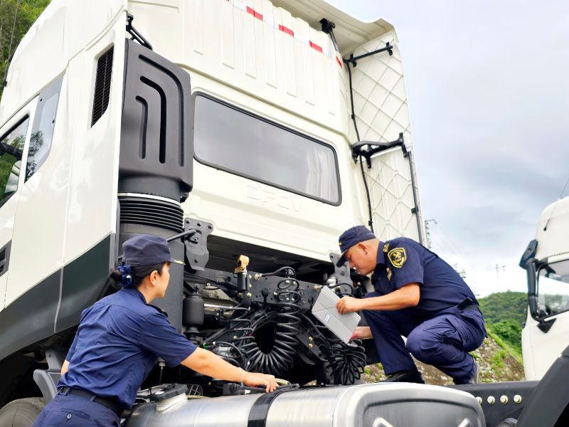 海关关员在关累港口岸查验货场对出口工程车进行查验 王立巍 摄