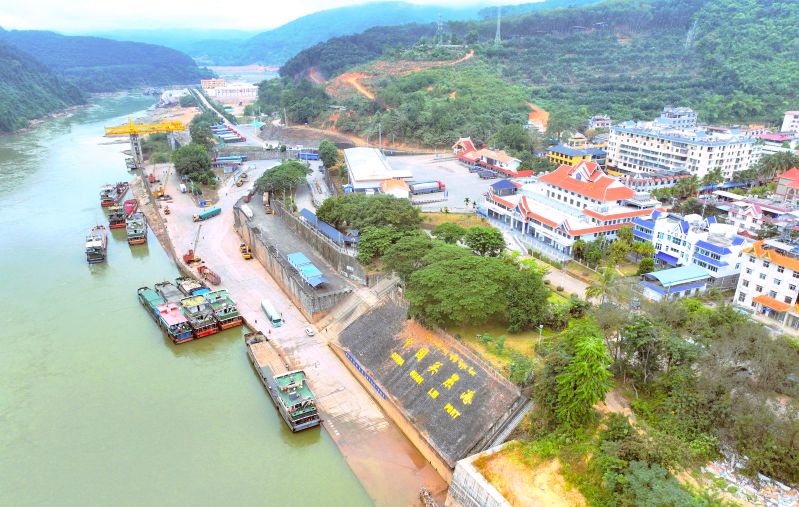 关累港口岸全景 查巍 摄