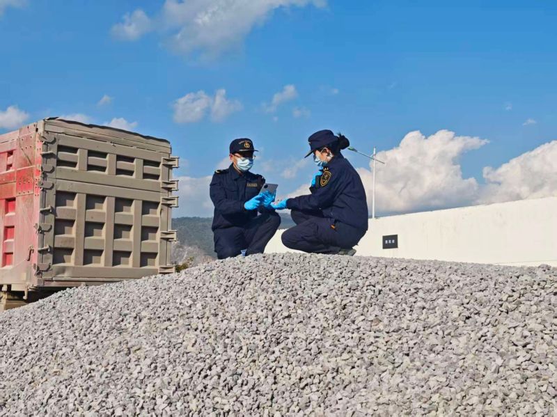 海关关员在畹町口岸对进口缅甸碎石开展现场查验 尹剑飞 摄