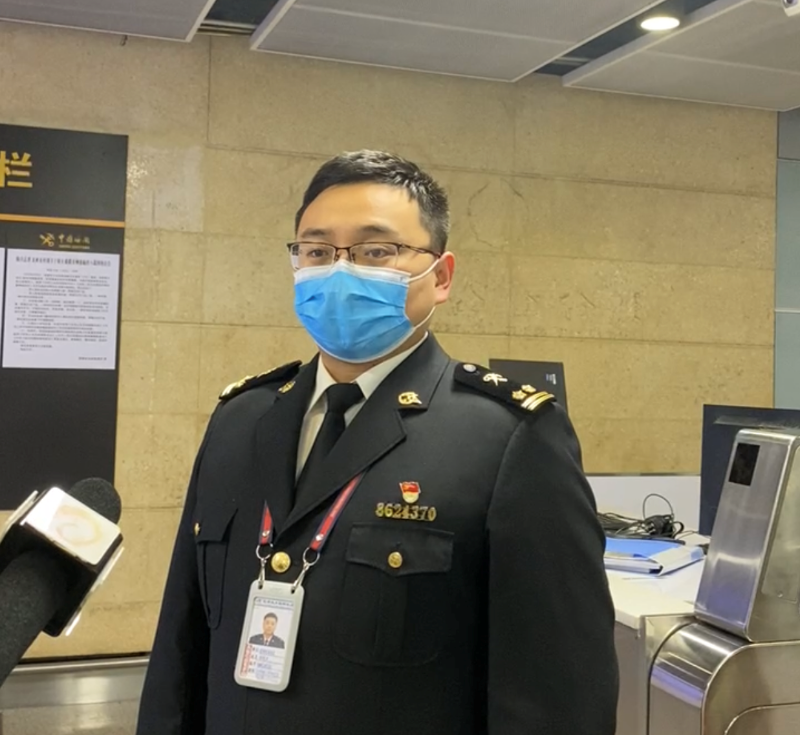 旅检现场针对疫情防控接受电视台采访