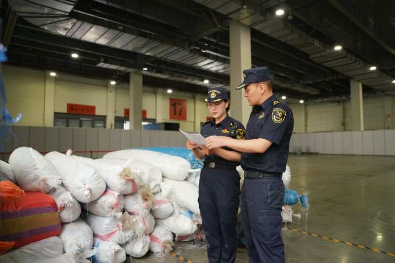 海关关员在南博会海关监管仓库对进境展品进行现场监管 邱渝璠 摄